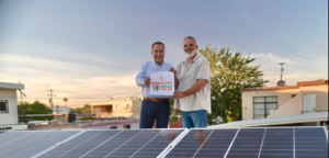 Atestigua Toño Astiazarán beneficios del programa Hogar Solar en familia Mejía Morales